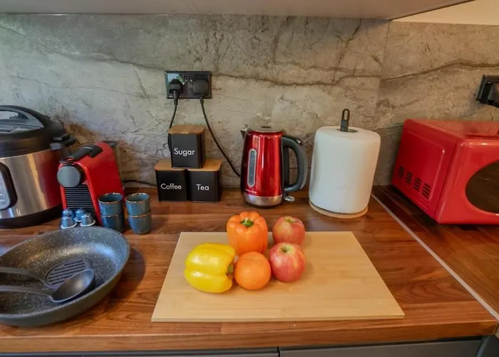 1 Bdr New Boutique & Prime Location *