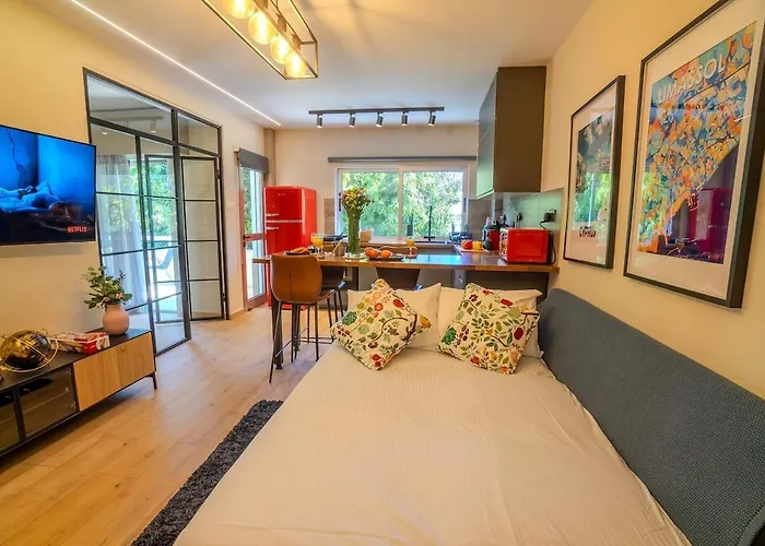 1 Bdr New Boutique & Prime Location *