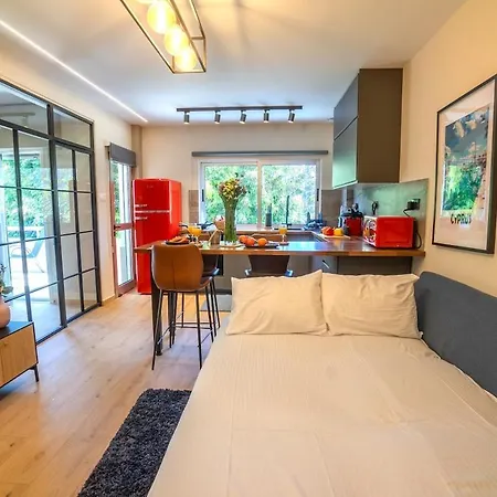 1 Bdr New Boutique & Prime Location *