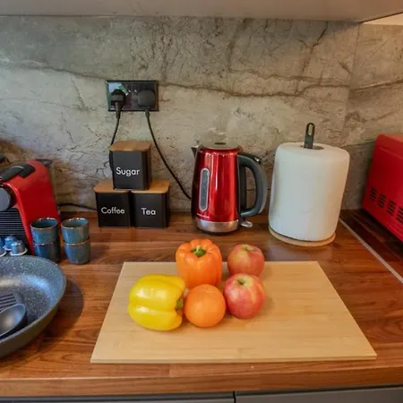 1 Bdr New Boutique & Prime Location *