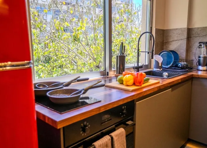 1 Bdr New Boutique & Prime Location *