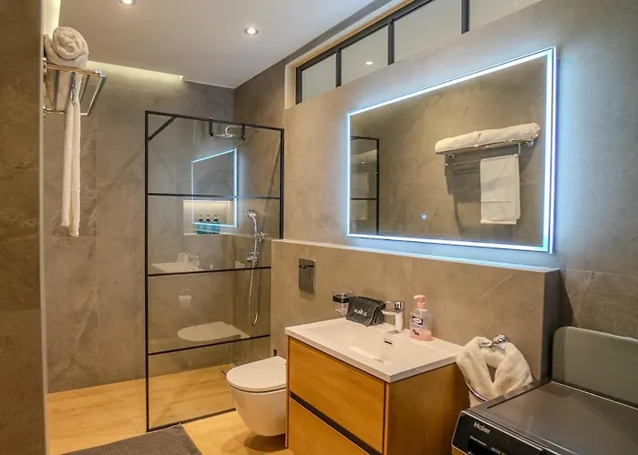 1 Bdr New Boutique & Prime Location